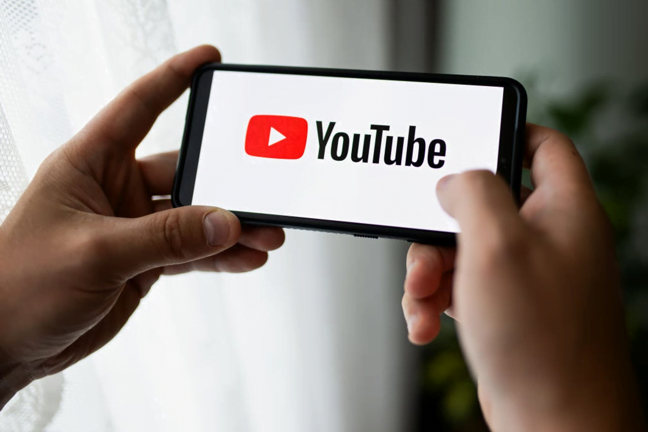 Tại sao đang xem youtube bị thoát