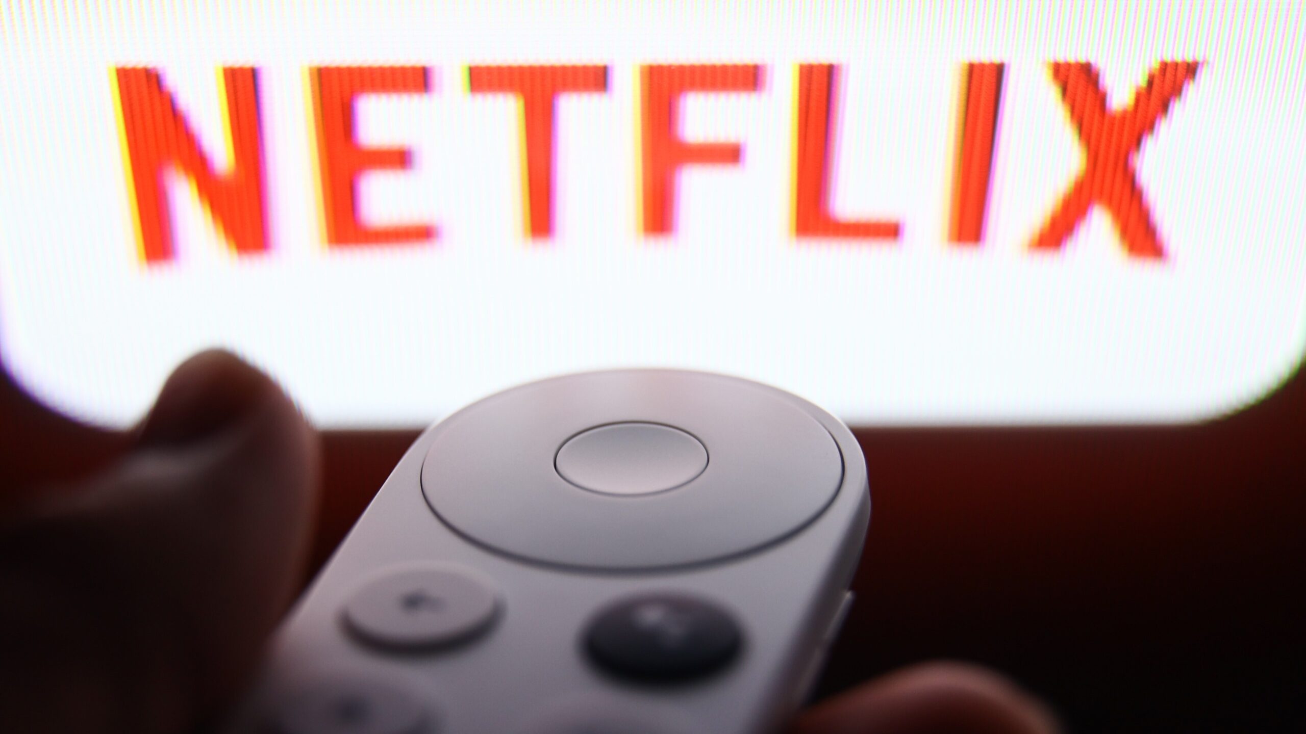 Xem Netflix trên TV bằng thiết bị truyền phát nhỏ gọn 